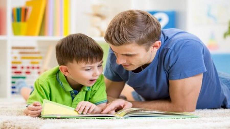 تاثیر و فواید قصه‌گویی برای کودک