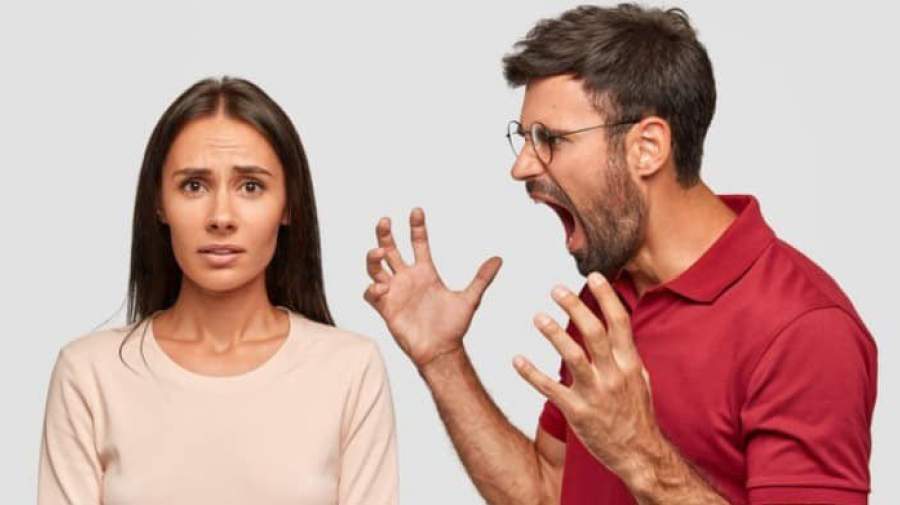 به خاطر توهین‌های همسرم اعتماد به نفس ندارم