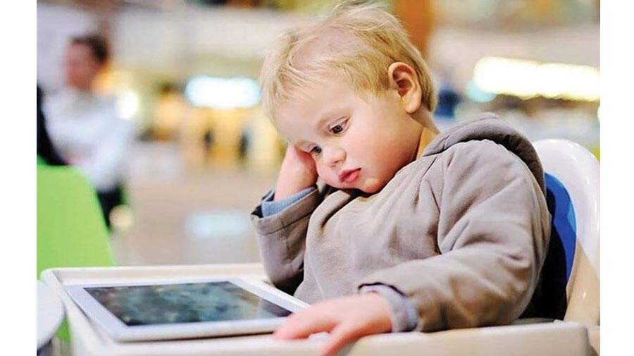 اثرات استفاده از موبایل برای آرام کردن کودک