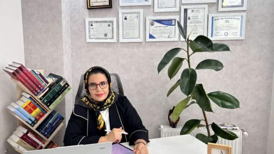 لبخند مادر رمز پایداری و شکوفایی خانواده