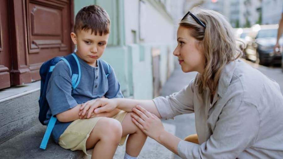 نقش مدرسه و معلمان در حل ترس کودکان از مدرسه چیست؟