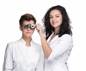 چگونه یک چشم پزشک انتخاب کنیم؟