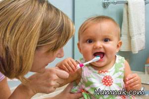 آموزش مسواک زدن به کودکان را چگونه و از کی آغاز کنیم