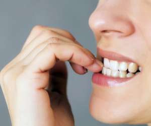 عوارض و تاثیرات منفی ناخن جویدن روی سلامت بدن
