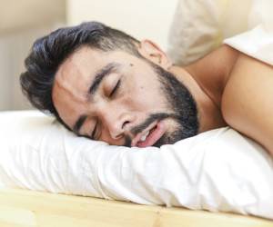 علل و خطرات خوابیدن با دهان باز&nbsp;