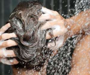 بهترین روش دوش گرفتن ، شستشو و شامپو زدن صحیح برای داشتن و حفظ کردن سلامت مو