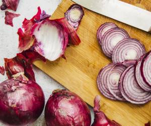 چگونگی گرفتن آب پیاز برای مصارف درمانی و زیبایی