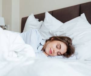 خوابیدن بدون بالش و تمام آنچه در این مورد باید بدانید
