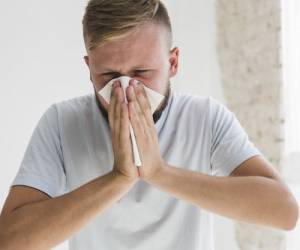 چرا وقتی عطسه می کنیم چشم ها بسته می شوند؟