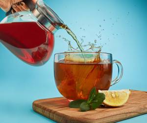 آنچه باید در مورد شستشوی چشم با چای بدانید و رعایت کنید