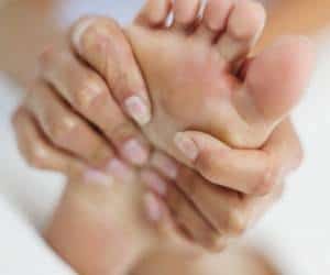 علت خواب رفتن و بی حسی دست و پاها و روش های درمان گیاهی این مشکل