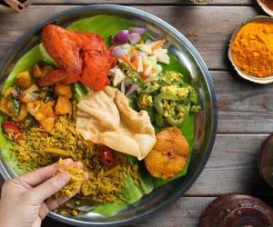 10 دلیل برای آنکه می گویند با دست غذا بخورید