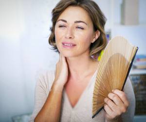 علت و ریشه ی عرق زنان یائسه و مقابله با یائسگی و گرگرفتگی ها و عرق های شبانه