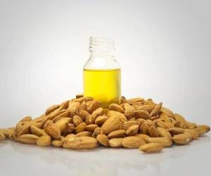 چکاندن&nbsp;روغن بادام در ناف برای زیبایی پوست و چهره