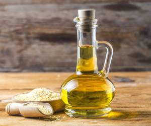 روش های صحیح و عالی استفاده از روغن کنجد برای مو