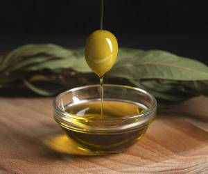 اثرات و فواید روغن زیتون برای مو