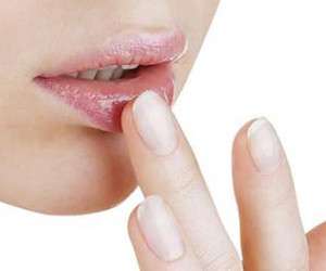 15 نوع مرطوب کننده لب فوق العاده، و راحت طبیعی با دستور ساخت خانگی