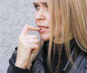 چرا ناخن هایم را می جوم و چگونه متوقفش کنم