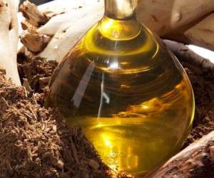 خواص و مزایای شگفت انگیز، روغن چوب صندل: