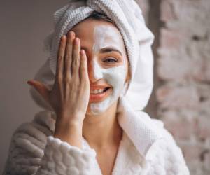 لایه برداری و پاکسازی طبیعی پوست صورت با ماسک منافذ جو و چای سبز