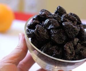 عوارض خوردن زیاد آلو خشک