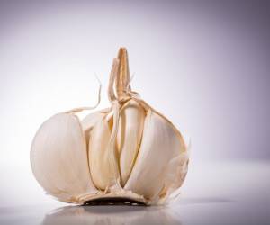 چرا توصیه می شود سیر را ناشتا بخوریم؟