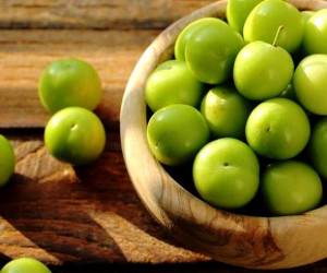 خوردن گوجه سبز برای چه افرادی ضرر دارد؟