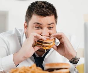 مضرات باورنکردنی تند غذا خوردن بر بدن