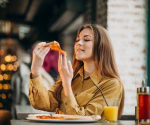 عوارض خوردن پیتزا و خطرات جدی آن برای سلامت بدن