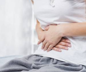 چه چیزی باعث کاهش درد در سمت پایین و راست شکم می شود؟