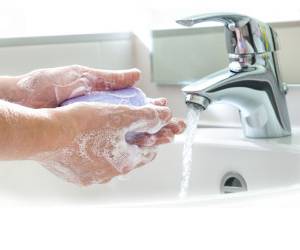 آیا با شستن دستهایتان میکروب ها را از آنها پاک می کنید؟