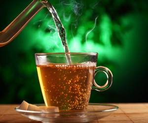 عوارض جدی خوردن چای کهنه دم