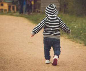 پاهای پرانتزی در کودکان و نوزادان از علل و نشانه ها تا درمان