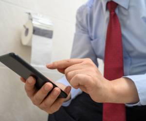 چرا نباید در دستشویی از موبایل استفاده کنیم؟