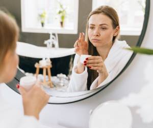 همه چیز از سیر تا پیاز آنچه باید در مورد کرم دور چشم و استفاده از آن باید بدانید