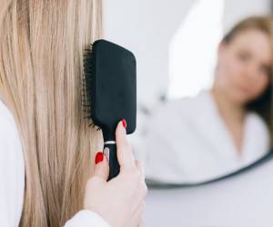 آنچه برای شانه کردن صحیح موها با استفاده از برس باید بدانید