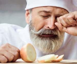 چرا هنگام پیاز خرد کردن اشکمان در می آید؟