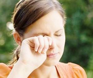 علل احساس شن ریزه در چشم و راه حل آن