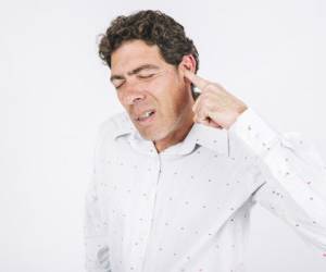 بررسی علل و درمان گرفتگی گوش با نسخه های طب سنتی در خانه