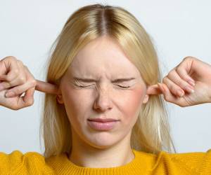 صدای زنگ در گوش چه علل و علائمی دارد؟