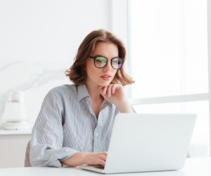 عوارض پشت میز نشینی و بهترین راههای پیشگیری از این عوارض