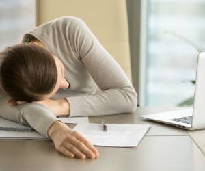 رفع خواب آلودگی در محیط کار با راه کارهای موثر و ساده