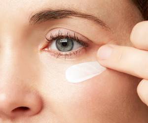 اشتباهات رایج حین استفاده از کرم دور چشم