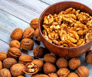 اتفاق خوبی که با خوردن گردو برای پوست می افته