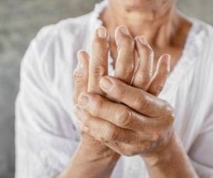 نشانه های اسید اوریک بالا چیست و چطور درمان می شود؟