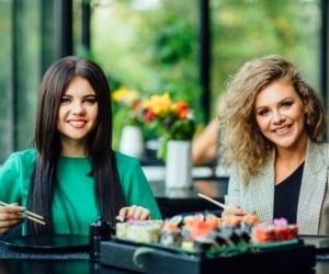 چرا موقع غذا خوردن نباید حرف بزنیم ؟