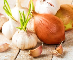 حقیقت مهم درباره مصرف سیر و پیاز جوانه زده