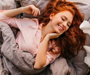 عوارض خوابیدن با موی باز