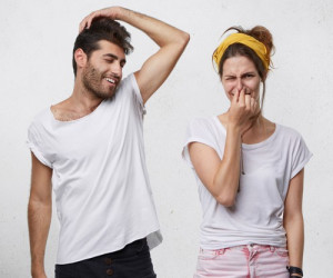 تاثیر اصلاح مو های زیربغل روی عرق و بوی آن