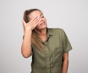 هرآنچه لازم است از علل و راههای تسکین سوزش چشم بدانید